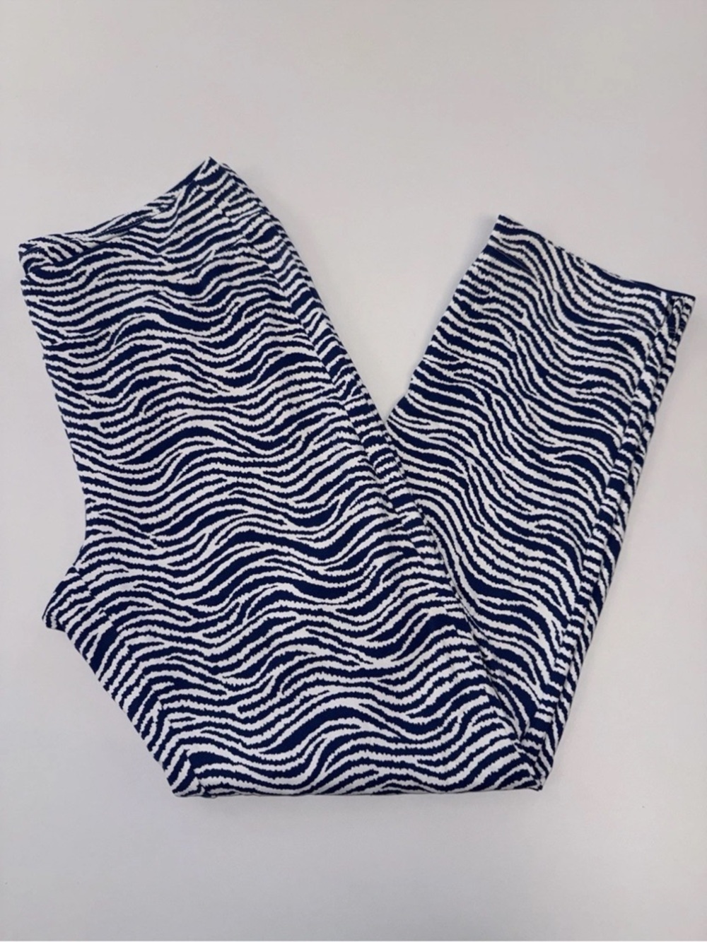 Wave-Print Ankle Crop Pants in Navy and White